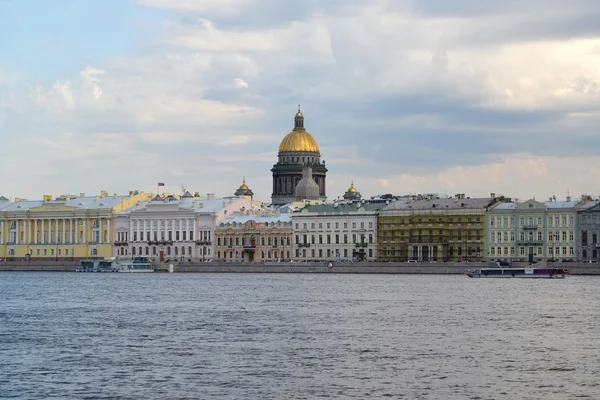 St. Petersburg. A view of Angliyskaya Embankment from Neva — Stock Photo, Image