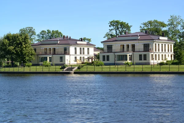 St. Petersburg. Osada domków na brzegu rzeki — Zdjęcie stockowe