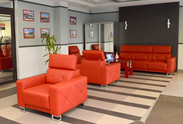 Czerwone meble w hali budynku biurowego — Zdjęcie stockowe