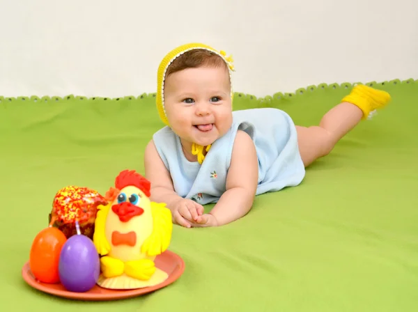 Le bébé joyeux avec un divertissement de Pâques — Photo