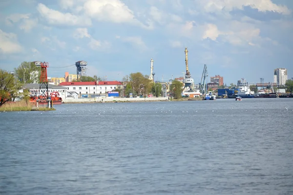 KALINININGRAD, RUSIA - 03 DE MAYO DE 2015: Panorama del puerto marítimo comercial —  Fotos de Stock