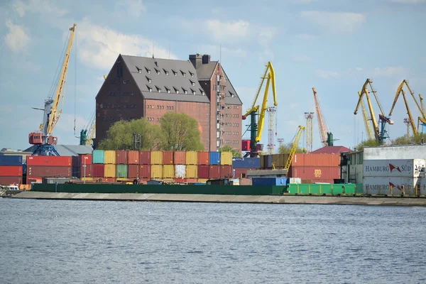 Kaliningrad, Rusland - 03 mei 2015: De containerterminal en t — Stockfoto