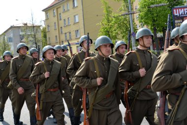 Kaliningrad, Rusya - 09 Mayıs 2015: Grup asker bir milit içinde