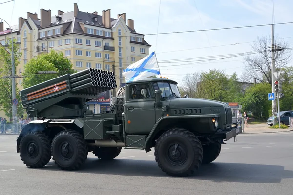 КАЛИНИНГРАД, РОССИЯ - 09 мая 2015 года: боевой автомобиль БМ-21 (Гр. — стоковое фото