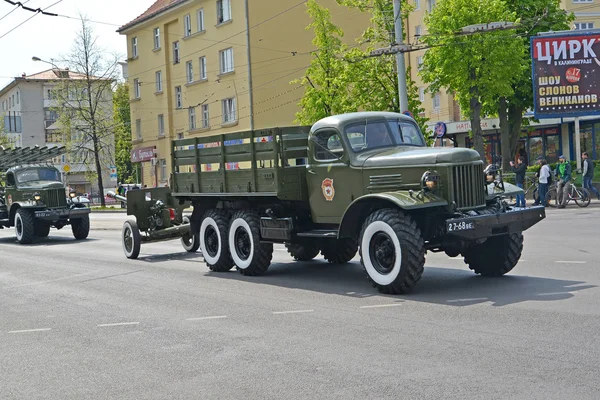 Kaliningrad, Oroszország - május 09, 2015-re: A teherautó Lihacsov Autógyár-157 tows egy 76- — Stock Fotó