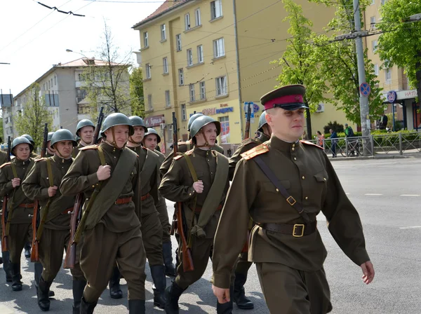 KALININGRAD, RUSSIA - MAY 09, 2015: Group of soldiers in a milit — Stock Photo, Image