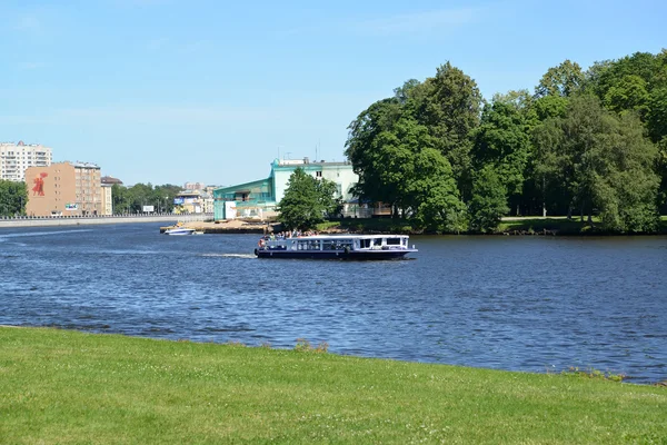 St. Petersburg, Rusko - 11 července 2014: Výletní loď na Sr — Stock fotografie