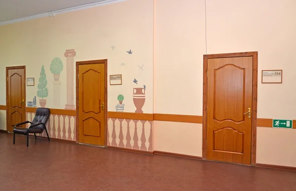 Interior de um corredor de edifício de escritório com uma lista de parede — Fotografia de Stock