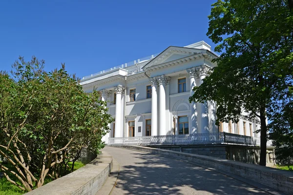 St. Petersburg, Ryssland - 11 juli 2014: Yelagin Palace i su — Stockfoto