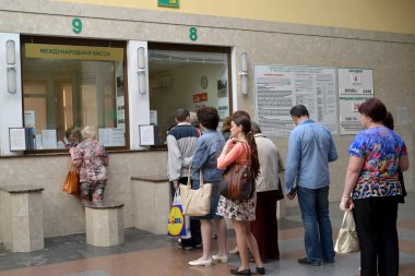 Kaliningrad, Rusya Federasyonu - 06 Haziran 2015: yolcu ayağa bir sırada