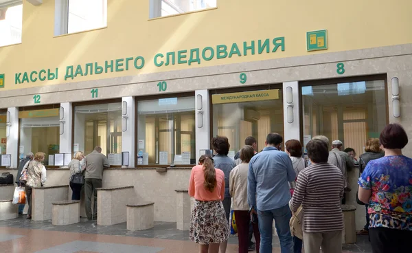 KALININGRAD, RUSSIA - JUNE 06, 2015: Passengers stand in a queue — Stock Photo, Image