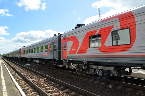 GUSEV, RUSSIE - 04 JUIN 2015 : Le train de voyageurs coûte sur le rail Photos De Stock Libres De Droits