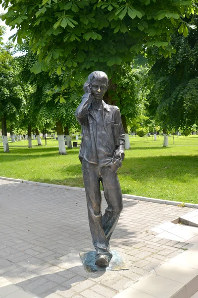 GUSEV, RÚSSIA - JUNHO 04, 2015: Escultura do estudante de liceu — Fotografia de Stock