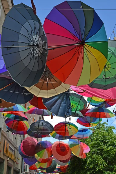 GUSEV, RUSSIA - JUNE 04, 2015: Color umbrellas hang on the stree — Stock fotografie