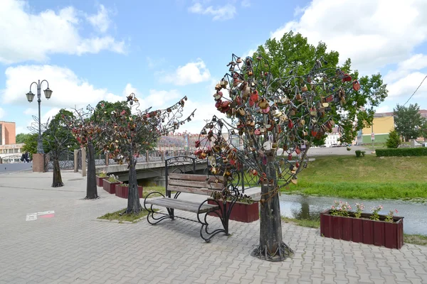 Guszev, Oroszország - 2015. június 04.: "A boldogság fa" a embankm a — Stock Fotó