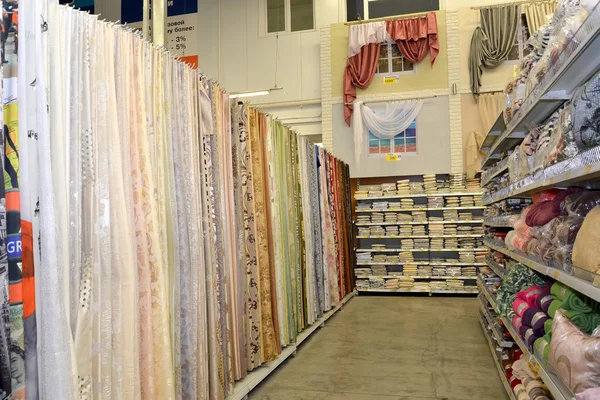 KALINININGRAD, RUSIA - 27 DE MAYO DE 2015: Departamento de venta de textiles — Foto de Stock