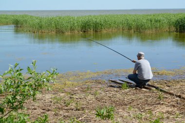 Kaliningrad, Rusya Federasyonu - 06 Haziran 2015: İhtiyar bir adamın FIS yakalar