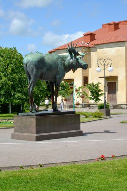 Gusev, Rusya - 04 Haziran 2015: Meydanda bir geyik heykeli