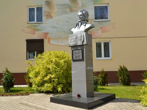 GUSEV, RUSSIE - 04 JUIN 2015 : Monument au poète lituanien K — Photo