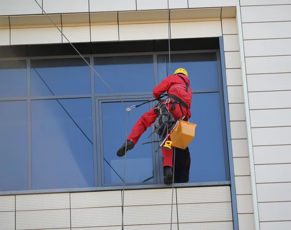 KALINININGRAD, RÚSSIA - 09 de abril de 2015: O alpinista industrial foi — Fotografia de Stock