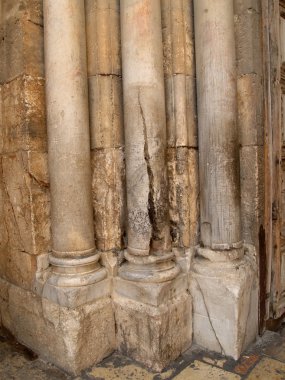 Sütun bir portal bir Mai kutsal ateşten (rassechyonny sütun)