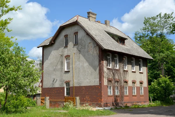 Oude huis van de Duitse bouw op Stantsionnaya Street. CI — Stockfoto