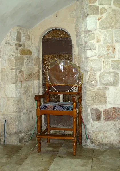 Chair for a trimming ceremony in an old synagogue. Jerusalem, Is — Stock Photo, Image