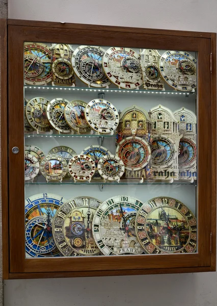 Una vetrina con modelli di souvenir dell'orologio astronomico di Praga (orologio a tromba) ) — Foto Stock