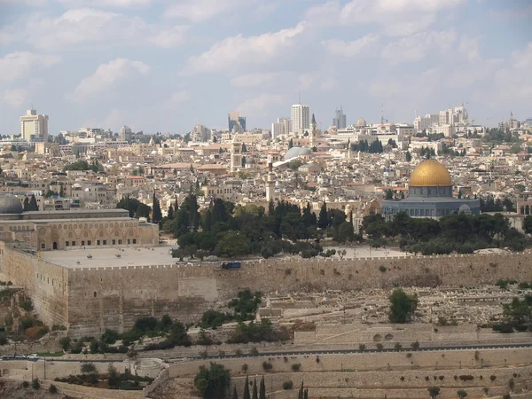 JERUSALEM, ISRAEL - 09 DE OCTUBRE DE 2012: Vista de la montaña del Templo y la mezquita Kubbat as-Sakhra (Cúpula de Scala ) — Foto de Stock