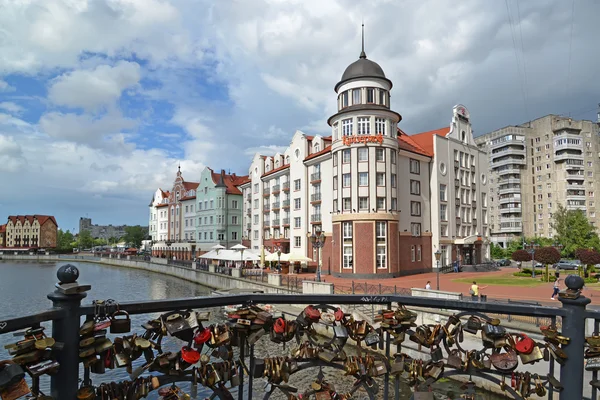 KALINININGRAD, RUSIA - 21 de junio de 2015: Una vista del hotel Kayzerkhof desde el puente Yubileyny —  Fotos de Stock