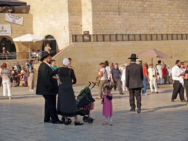 Jerusalem, Israel - 09 oktober 2012: En traditionell ortodox judisk familj med barn på torget framför klagomuren — Stockfoto