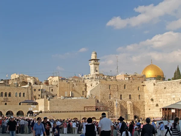 JERUSALEM, ISRAEL - 09 DE OCTUBRE DE 2012: Multitud de peregrinos y — Foto de Stock