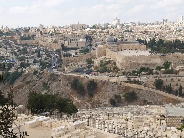 View of the Temple mountain and ancient Jewish cemetery — Stock Photo, Image