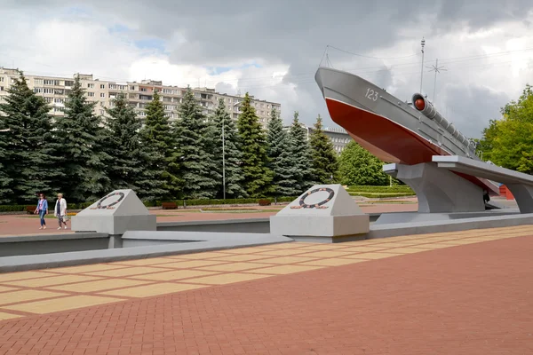 "Komsomol成员"（对海员-波罗的海舰队水手的难忘标志的碎片）反对苏联之家 — 图库照片