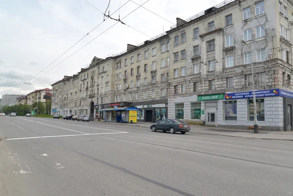 MURMANSK, RUSIA - 19 de julio de 2015: Vista de la Avenida Lenin —  Fotos de Stock