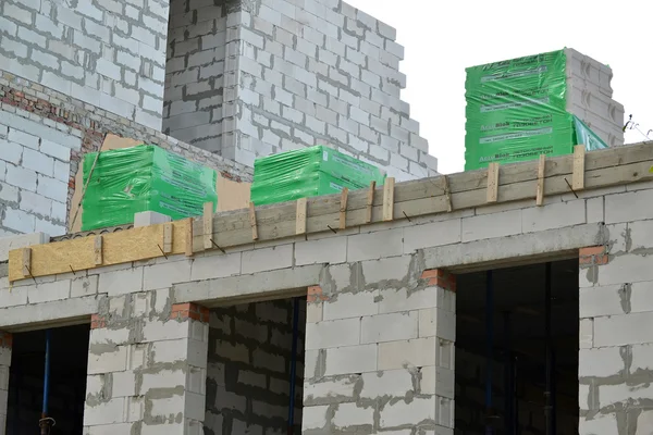 Construction of a house from gas-concrete blocks — Stock Photo, Image