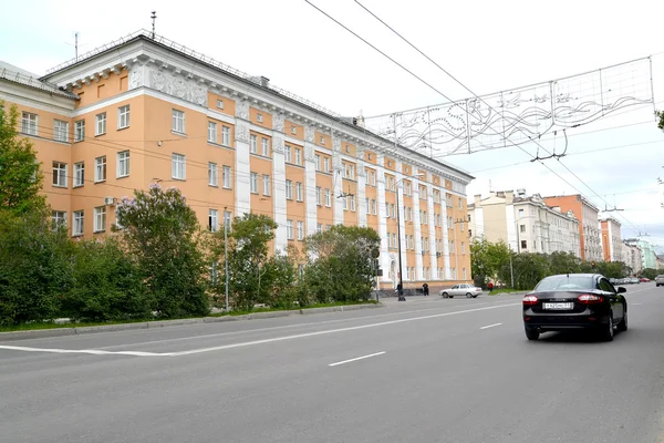 MURMANSK, RUSIA - 20 de julio de 2015: Vista de la avenida Lenin y el edificio de oficinas —  Fotos de Stock