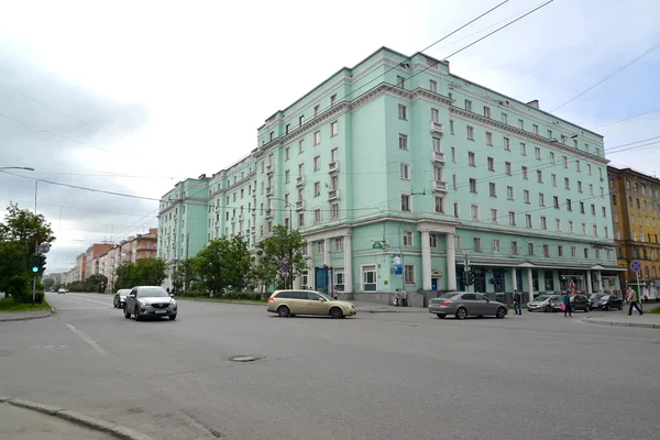 Murmansk, Rusko - 20 července 2015: Stavební konstrukce 1950th let na Lenin Avenue — Stock fotografie