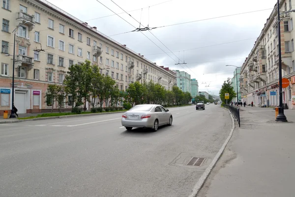 MURMANSK, RUSIA - 20 de julio de 2015: Vista de la Avenida Lenin — Foto de Stock