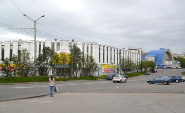 Murmansk, Rusya - 17 Temmuz 2015: Ice arena ve Yüzme Havuzu, Chelyuskintsev sokak görünümü