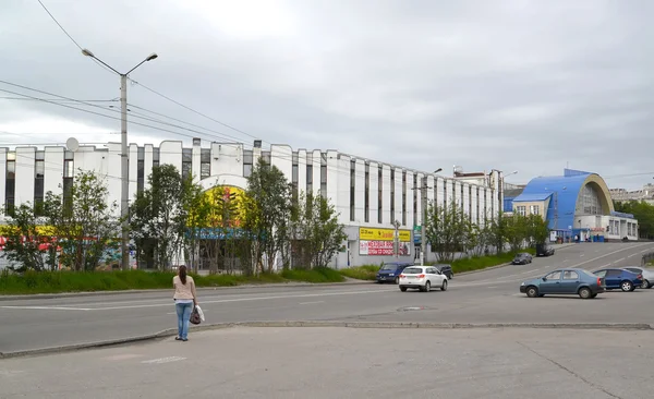 Murmansk, Russland - 17. Juli 2015: Blick auf die Eisarena und das Schwimmbad, Tscheljuskinzew-Straße — Stockfoto