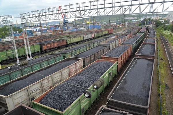 MURMANSK, RUSSIA - 17 LUGLIO 2015: Treni merci con cavalletto a carbone — Foto Stock