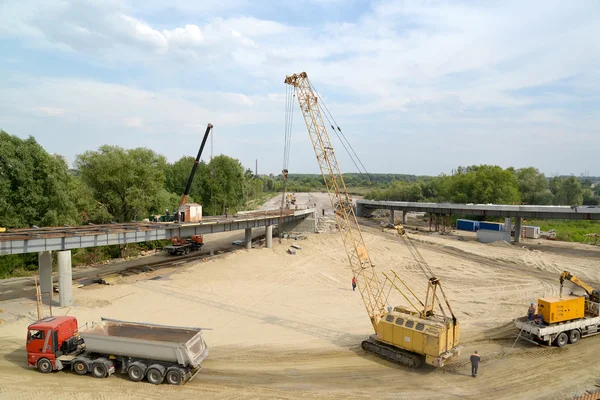 Vägunderhåll arbetar vid byggandet av en trafik korsningen i Kaliningrad — Stockfoto