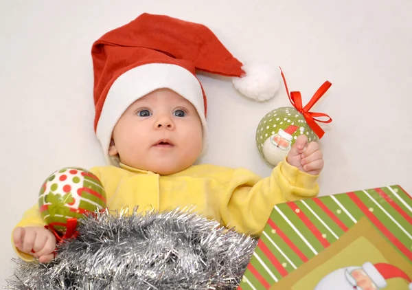 O bebê no terno de um Ano Novo de Papai Noel com árvore de Natal — Fotografia de Stock