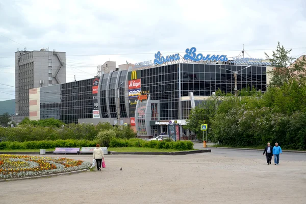 Murmansk, Rusland - 17 juli 2015: Shopping center "Volna" op de — Stockfoto