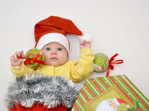 Il bimbo nella causa di un Anno nuovo di Babbo Natale con albero di Natale — Foto Stock