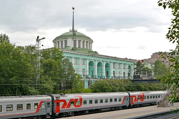 MURMANSK, RÚSSIA - 17 de julho de 2015: Vista da ferrovia de Murmansk — Fotografia de Stock