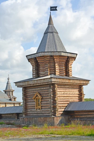 Livegen står hög av den heliga och Troitsk Trifonov-Pechengsky mannens m — Stockfoto