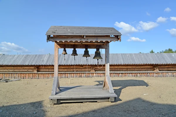 Kutsal ve Troitsk Trifono ülkesinde ahşap çan kulesi — Stok fotoğraf