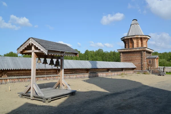 Trä klockstapeln och vakttorn på heliga territorium och — Stockfoto